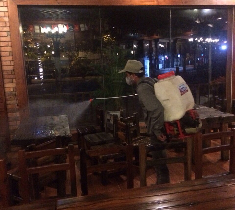 Phun thuốc diệt gián đức cho nhà hàng